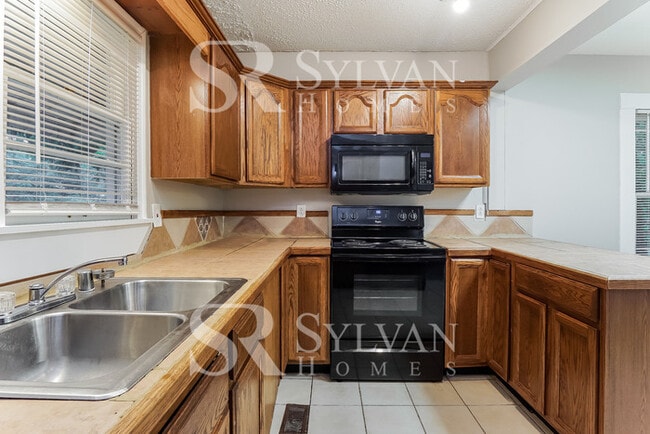 Building Photo - Cute, cozy and comfortable 3 BR, 2 BA home
