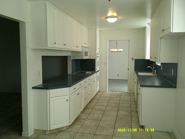 Building Photo - 390 S Almond St