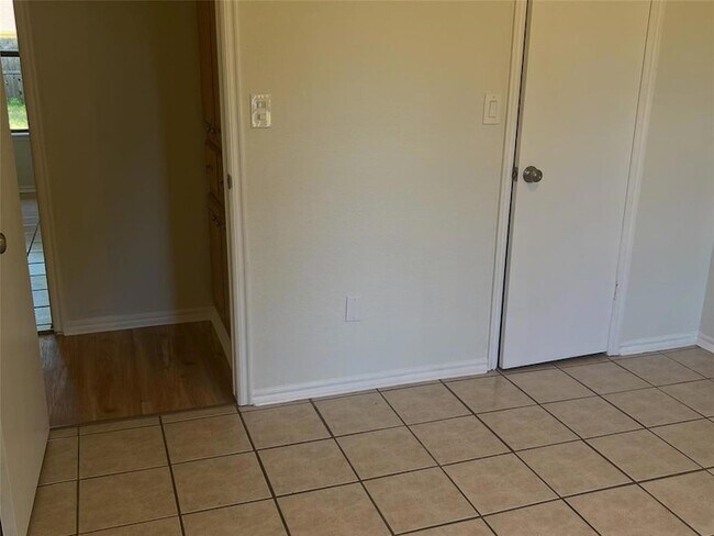 Building Photo - 2123 Teresa Dr
