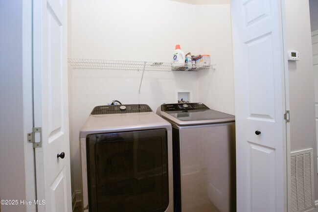 Building Photo - 102 Willow Creek Ln