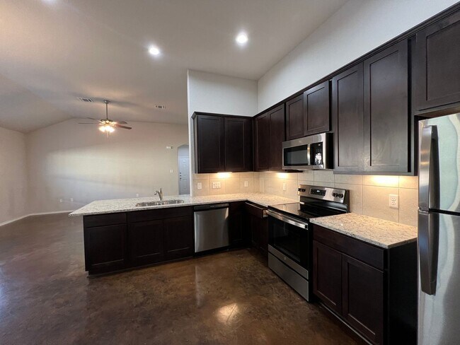 Building Photo - Luxury 3/2 Duplex in Seguin, Texas
