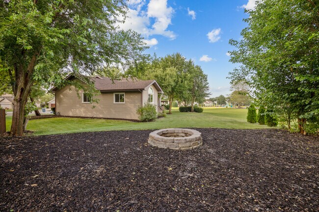 Building Photo - 615 Chester Ct E