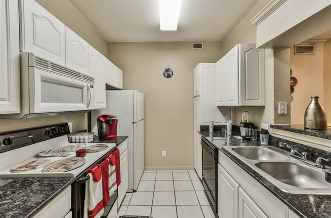 Fully Equipped Kitchen - 1330 Old Spanish Trail