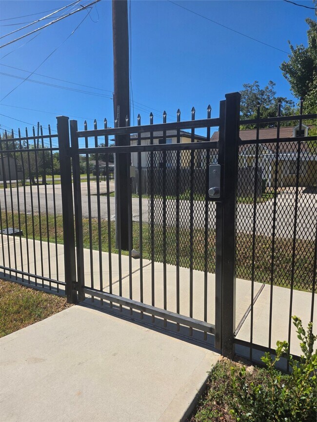 Building Photo - 7823 Gladstone St