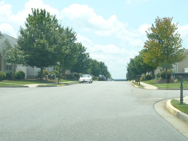 Building Photo - 127 Swanee Ln