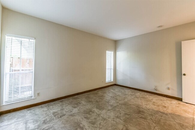 Building Photo - 2100 Tanglewilde St