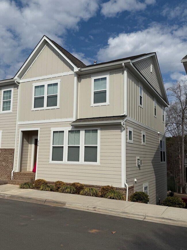 Building Photo - Lake Access End-Unit Townhome | Walk to Downtown Davidson | 3BR + Guest Suite