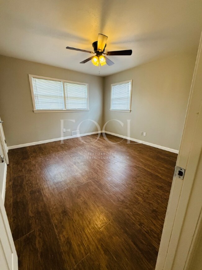 Building Photo - Large 3/2 with 2 living areas