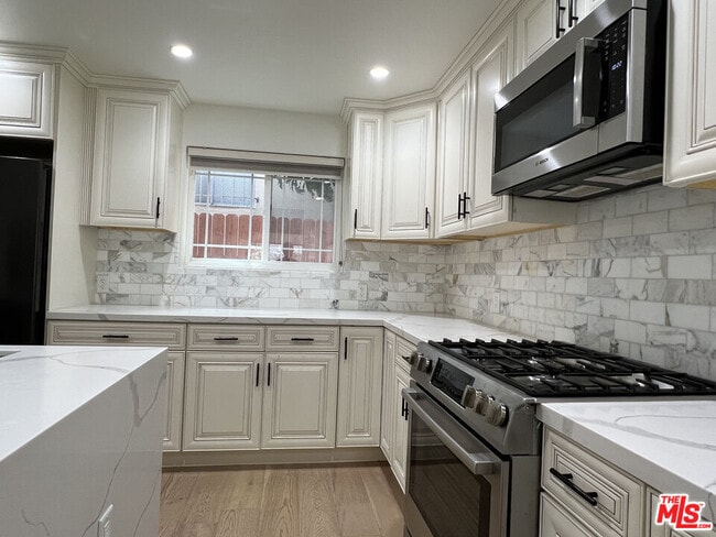 Building Photo - 5019 W Maplewood Ave