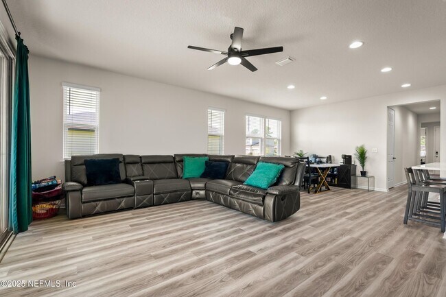 Building Photo - 12639 Lake Taylor Ln