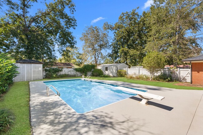 Building Photo - 616 Pinewood Dr