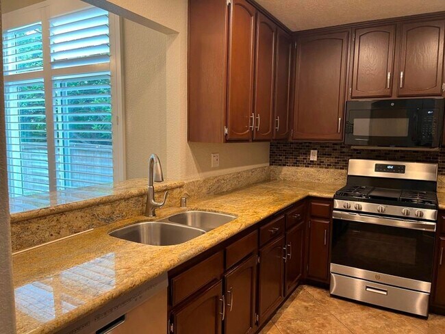 Building Photo - Charming end-unit home in Tamarack Point~ ...