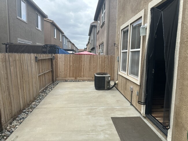 Building Photo - 3904 Purple Finch Ln