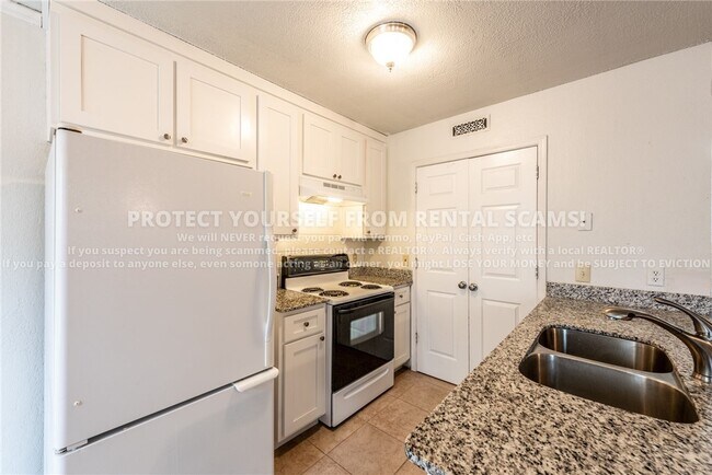 Building Photo - 2102 Blueberry Ln