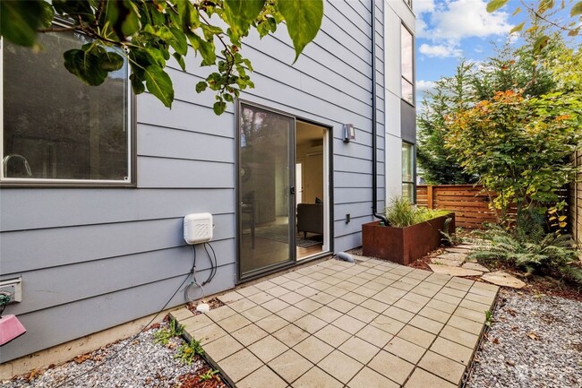 Building Photo - Modern and Sleek 3 Bed Townhome in Heart o...