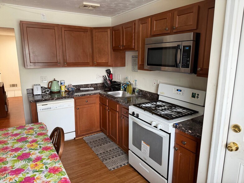 Building Photo - 9083 Meadow Heights Rd
