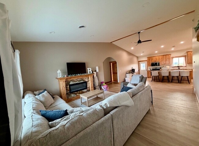 Building Photo - 909 S Willet St