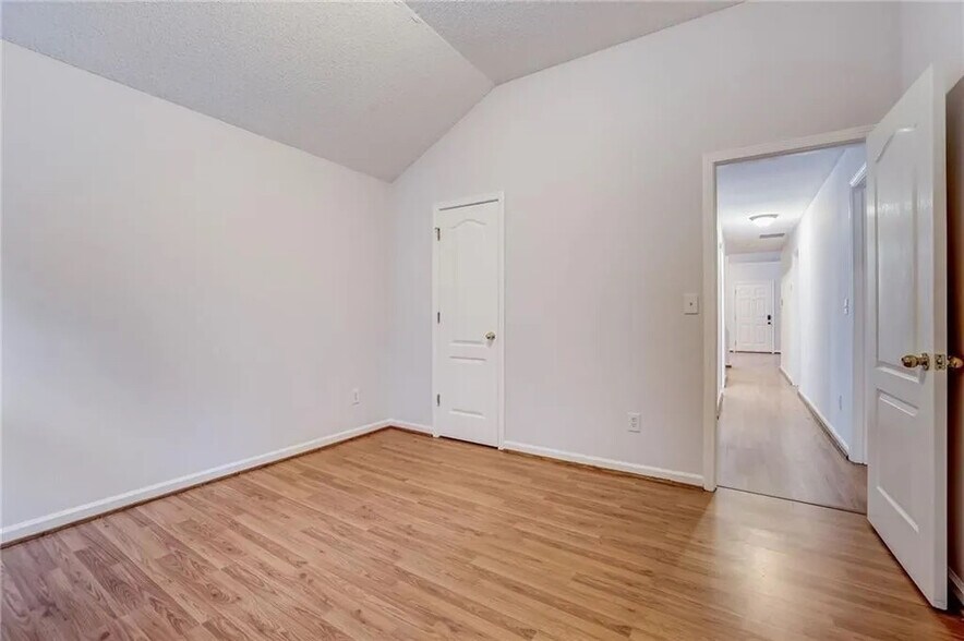 Building Photo - Room in House on Cypress Pointe Dr