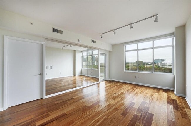 Building Photo - 54 Rainey St