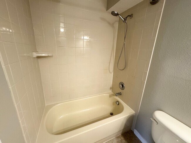 Building Photo - Lovely Winter Springs Condo ~ Vinyl Plank Flooring and Large Screened Patio!