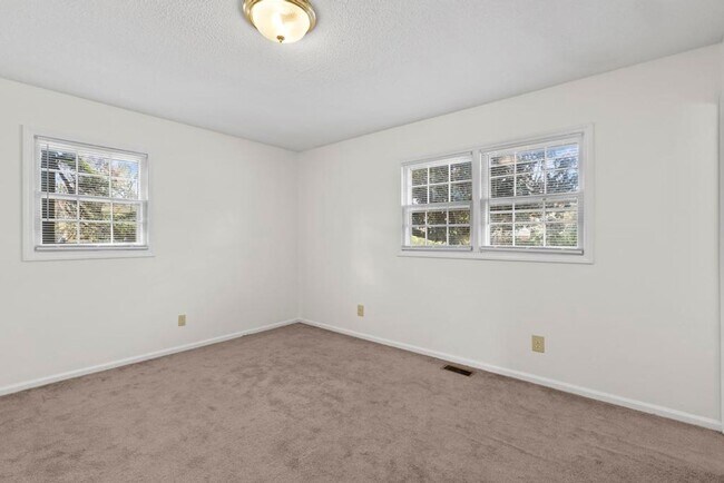 Building Photo - Country Living! Brick Ranch!