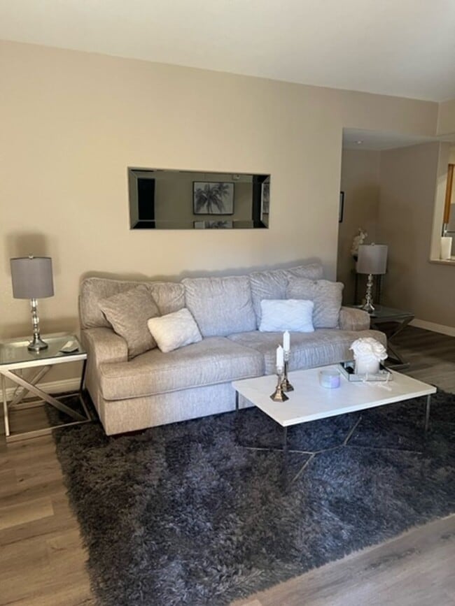Building Photo - Beautiful 2 Bed/2Bath Lower Unit Condo with 1 Car Garage