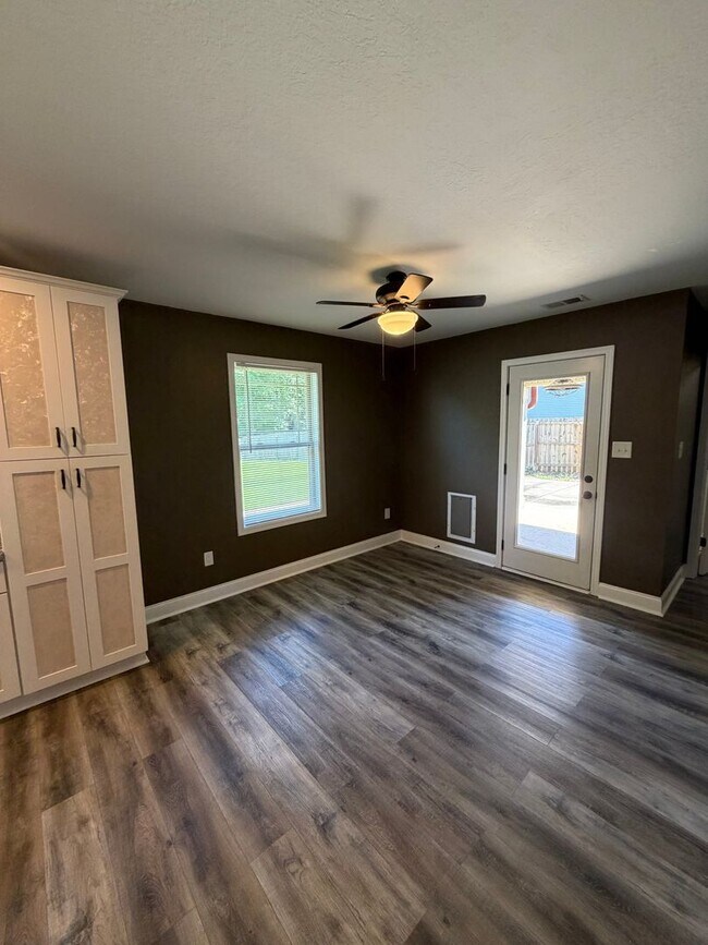 Building Photo - Large 4 Bedroom 2 1/2 Bath Pet Friendly Home For Rent!