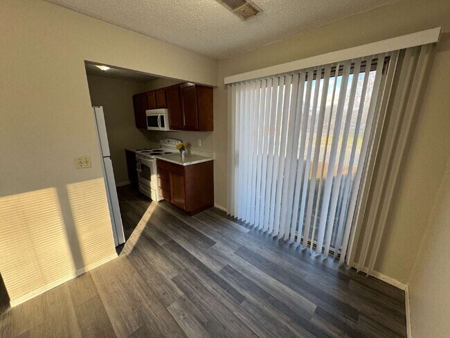 Building Photo - "Charming 2-Bed Oasis in Springfield – Cozy 777 sq ft Retreat!"