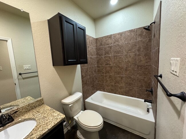 Building Photo - Beautiful 3x2 Duplex in New Braunfels, TX!