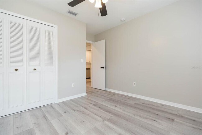 Building Photo - 7608 N Sanibel Cir