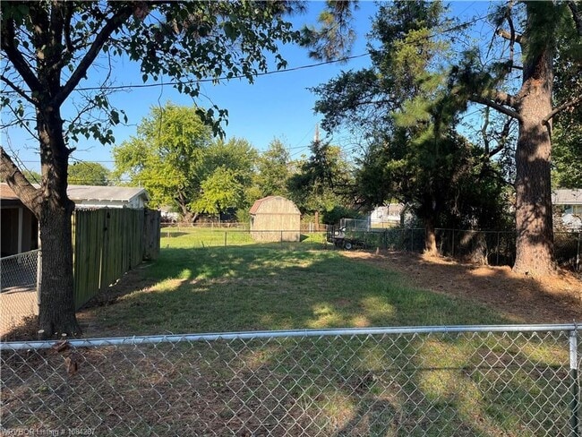 Building Photo - 3 bed, 2 bath, House.