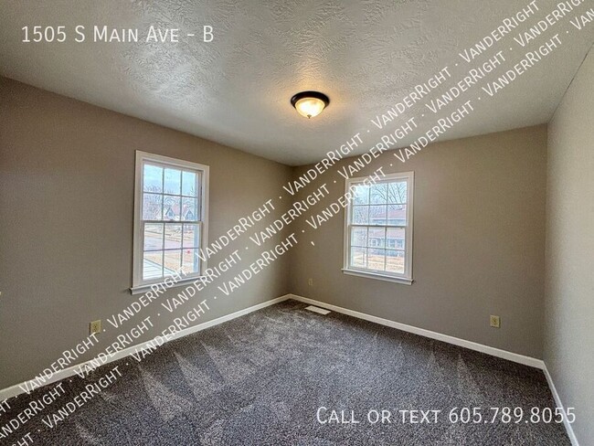 Building Photo - Charming 2 Bedroom 1 Bathroom Upper Level ...