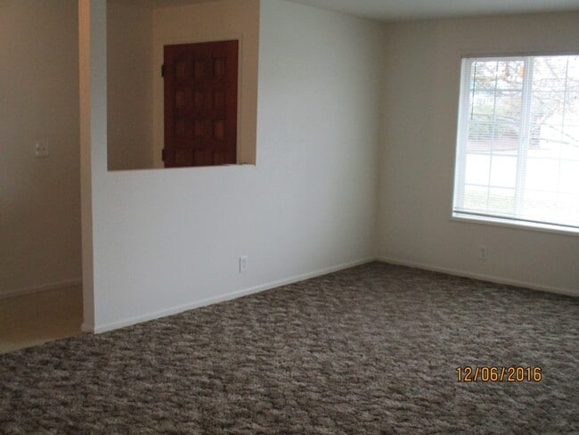 Building Photo - 3 Bed 2 Bath House