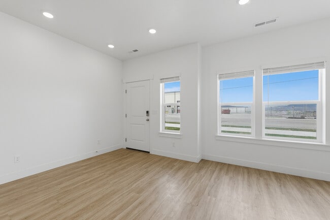 Building Photo - 961 W 1000 N