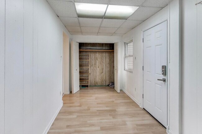 Building Photo - 902 S Claremont Ave