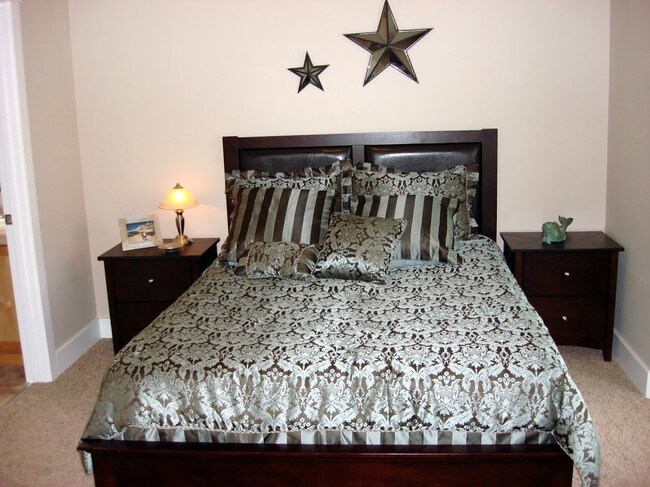 Building Photo - 3BDRM 2.5BTH Condo Duplex, Attached Garage...