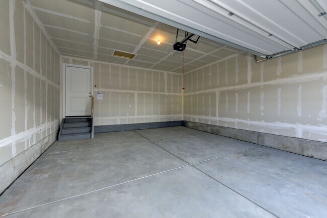 Building Photo - Beautiful 4 bed, 3 bath Townhome with 2 car garage ready for move in!