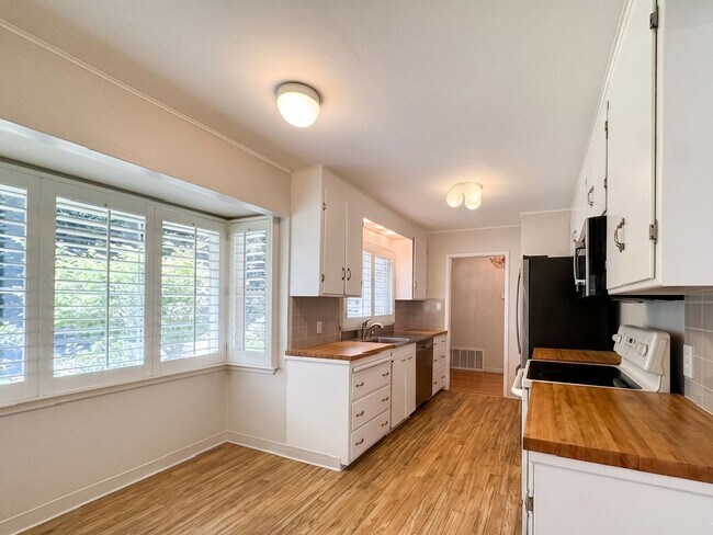 Building Photo - Fabulous single level Lafayette home nestled at the end of a tree-lined drive.