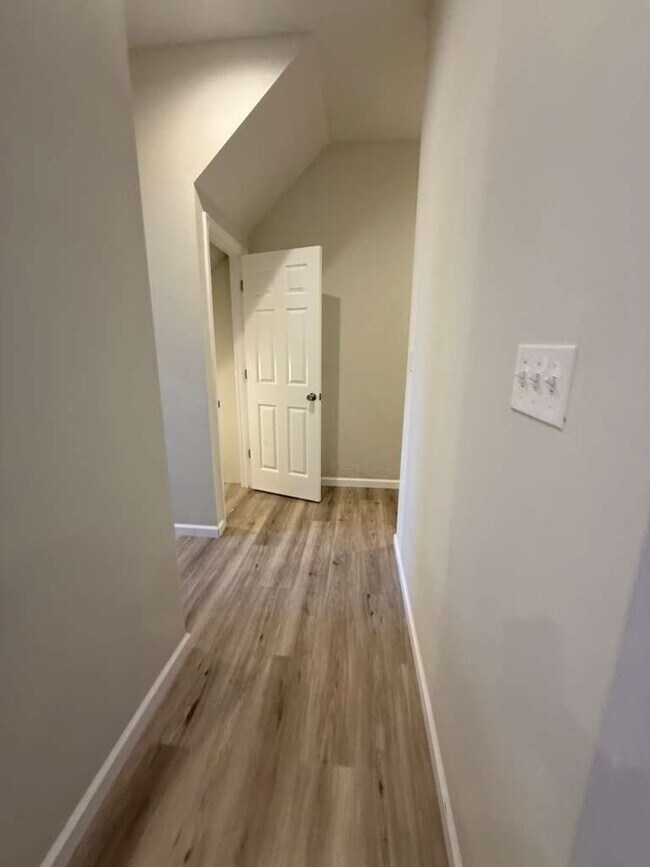 Building Photo - "Charming 2-Bed Oasis in St. Louis City – Spacious 1000 Sq Ft Living at 3215-3217 Nebraska Ave!"