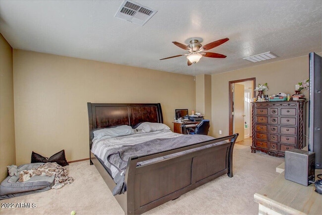 Building Photo - 14878 W Bloomfield Rd