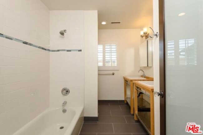 Building Photo - 426 Venice Way