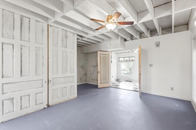 Building Photo - 1005 Center Cir