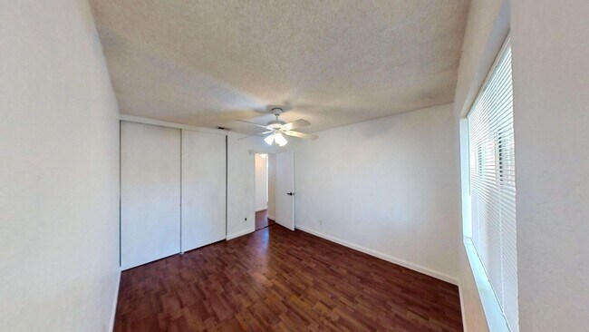 Building Photo - Charming 3 bedroom 2.5 bath Townhome in Co...