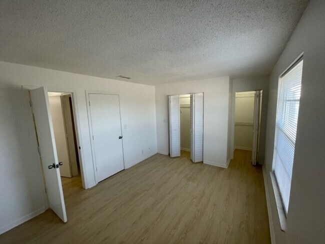 Building Photo - 2276 W New Haven Ave