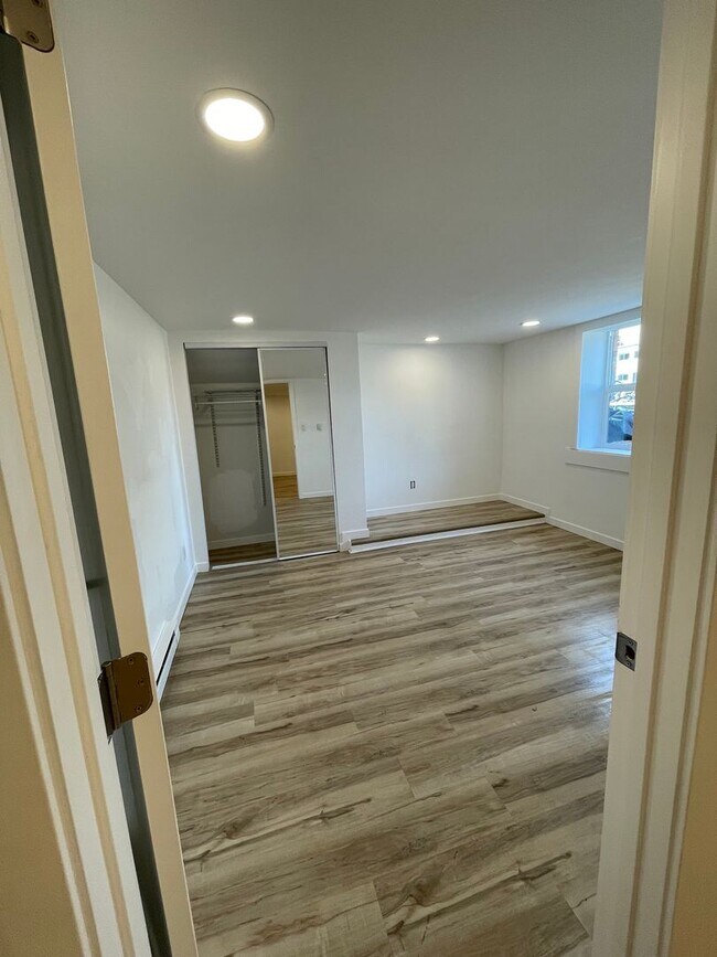Building Photo - New 1 Bed unit - Safe, cool, clean, and nice.