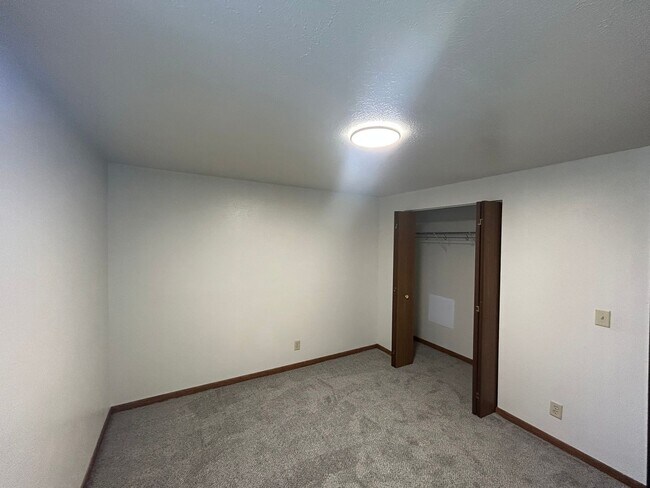 Building Photo - 2 bedroom 1 bath ground floor apartment