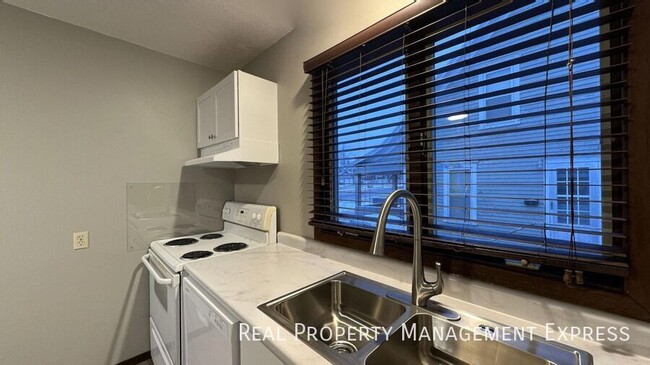 Building Photo - Spacious 2 Bedroom Apartment with Modern U...