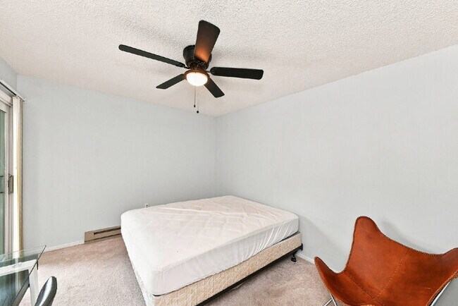 Building Photo - Charming 2-Bed Condo Retreat with Granite Touches in Sunny Venice!