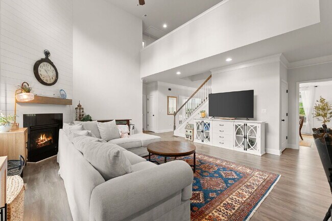 Building Photo - Stunning 6-Bed, 5-Bath home in Hudson Cove!
