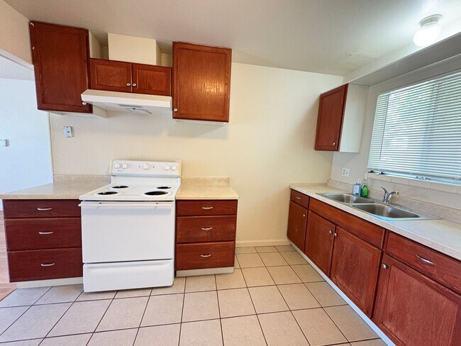 Building Photo - Charming Two Bedroom Unit